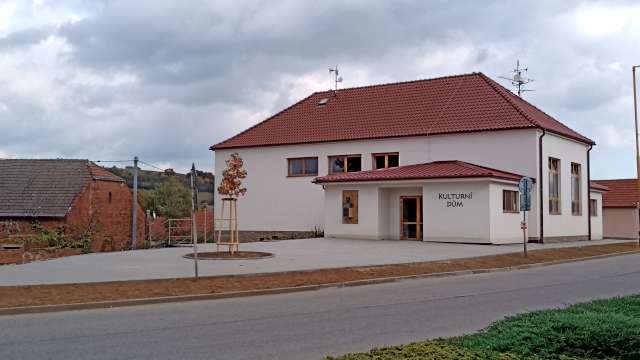 Pohled na KD z hlavní silnice