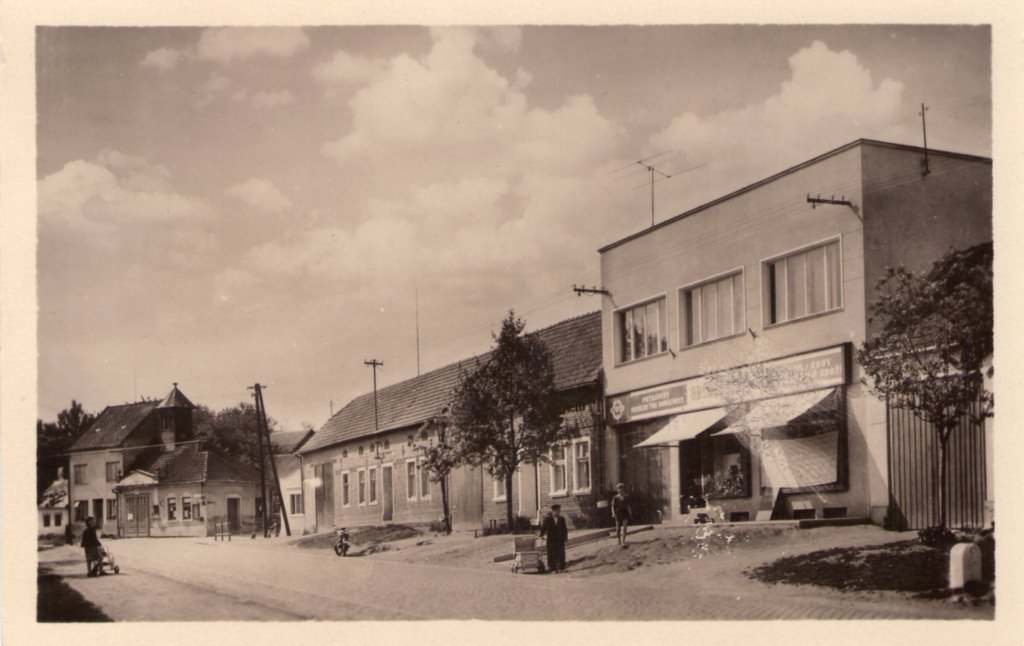 Pohlednice Obchodního domu na návsi